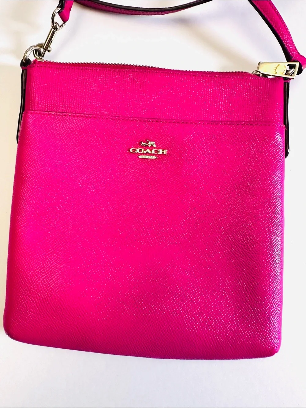💖 COACH KITT MESSENGER CROSSBODY — BOLD PINK & CLASSIC COACH STYLE! 💖PREOWNED